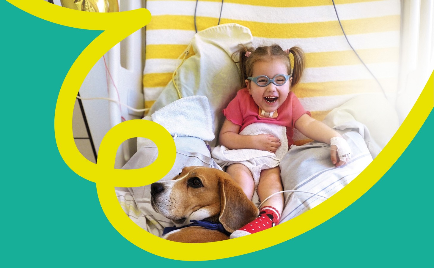 Mädchen mit Hund im Bett